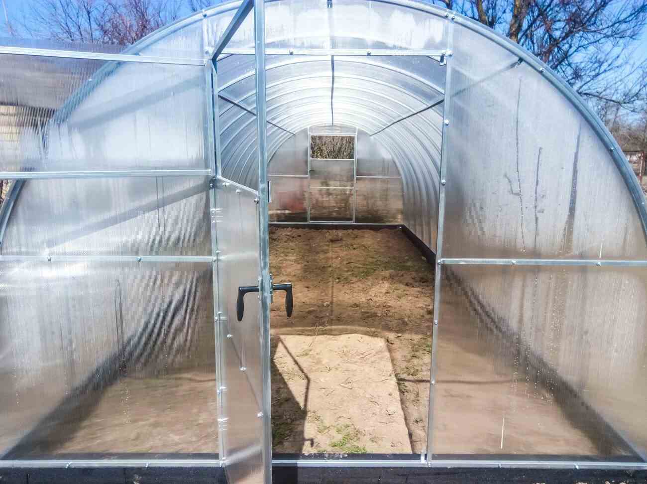Polycarbonate greenhouse assembled from parts
